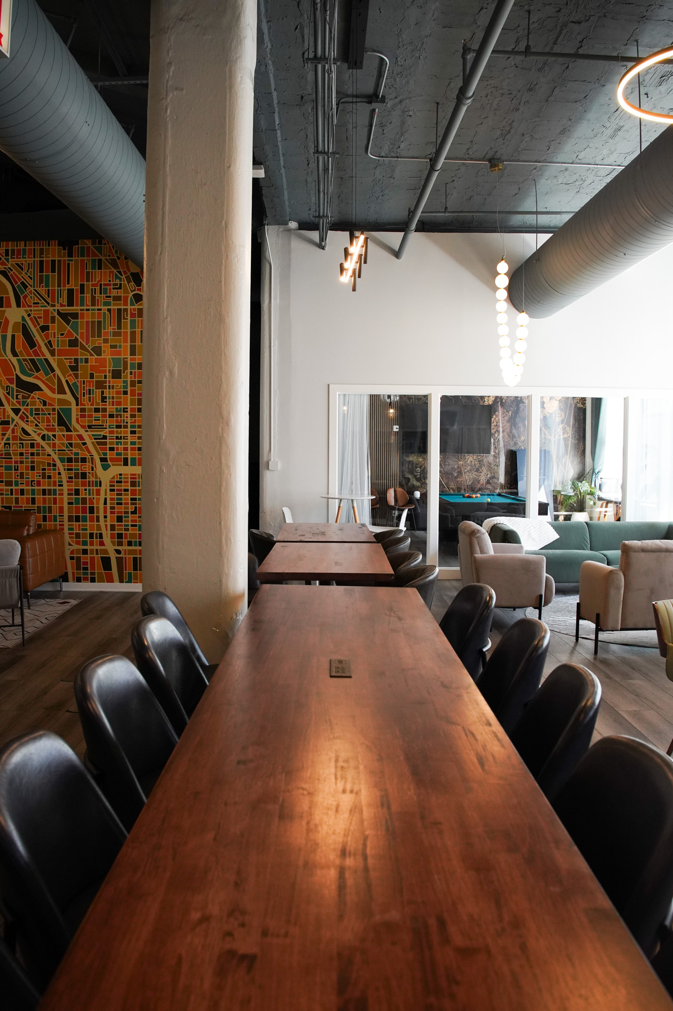 Communal work tables and lounge at River North, 320 W. Ohio St