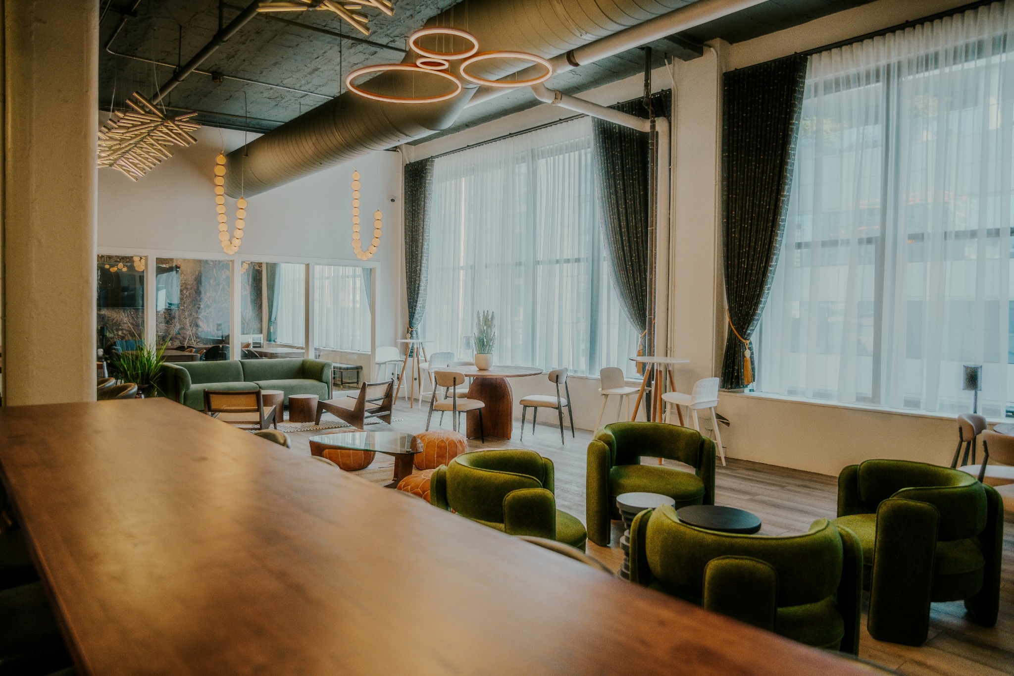 The open lounge and coworking area at the River North clubhouse in Chicago